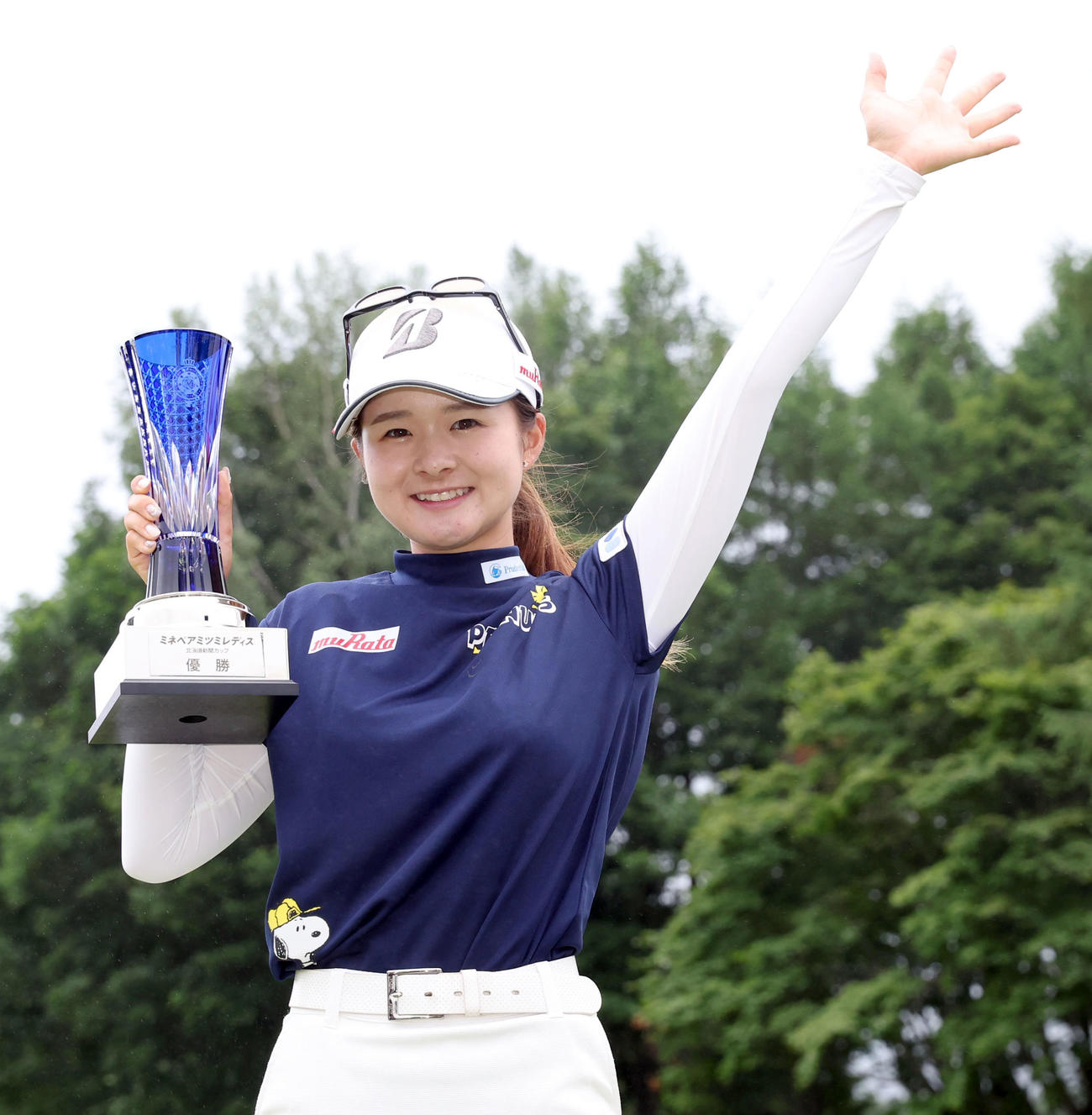優勝トロフィーを手に笑顔で記念撮影をする川崎（撮影・佐藤翔太）