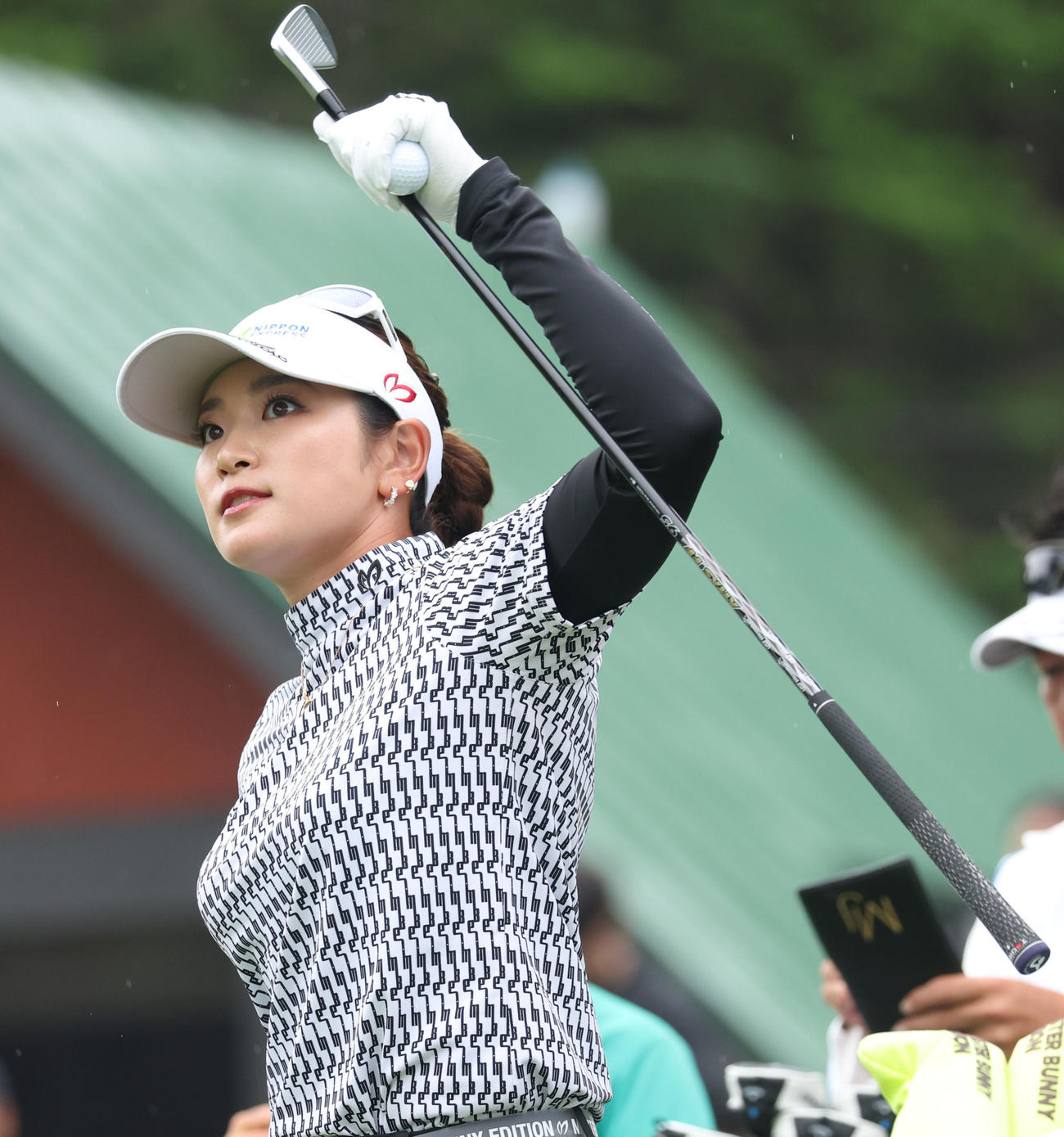 5番、クラブを取り出す原（撮影・佐藤翔太）