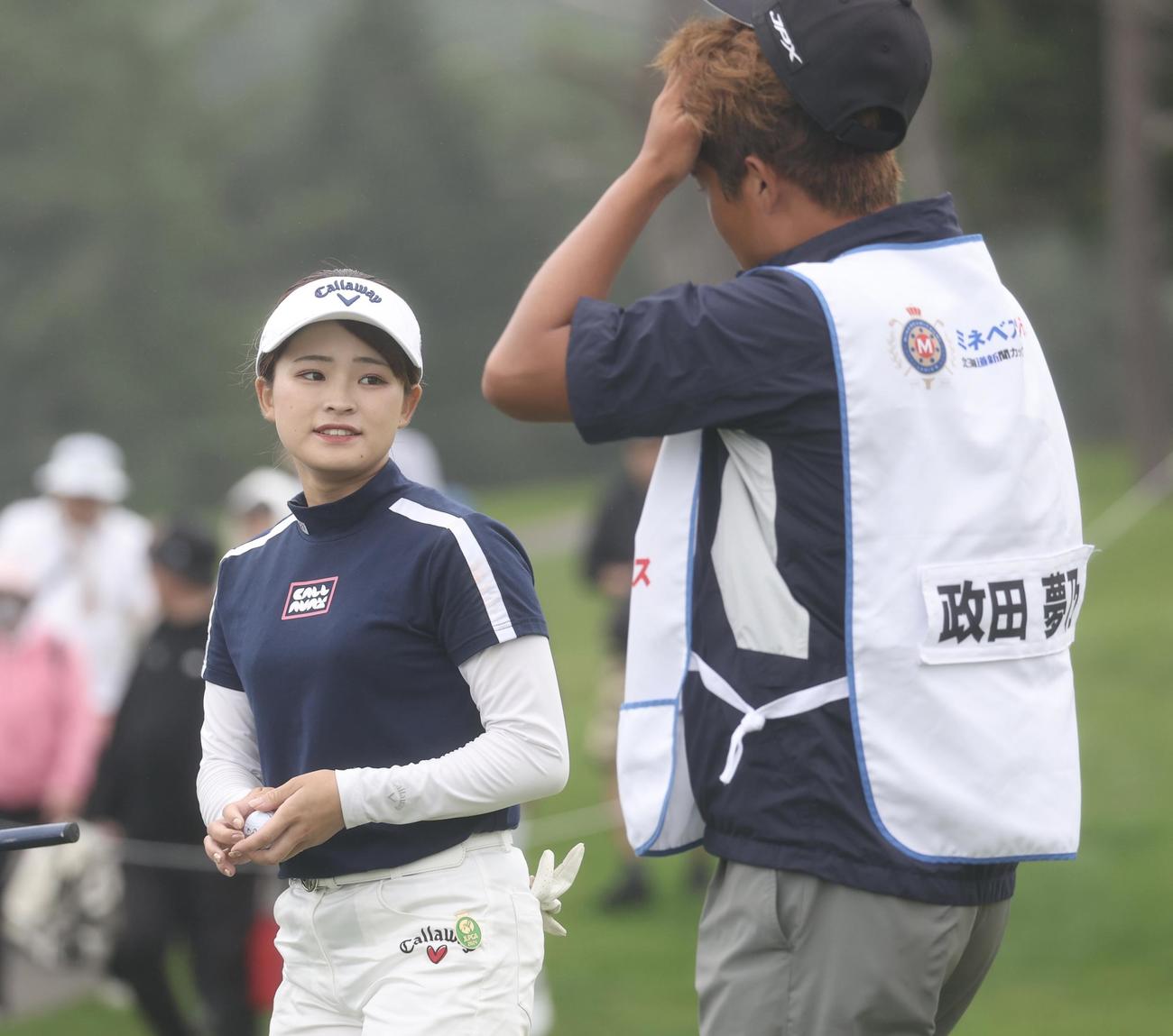 9番、ホールアウトする政田（撮影・佐藤翔太）