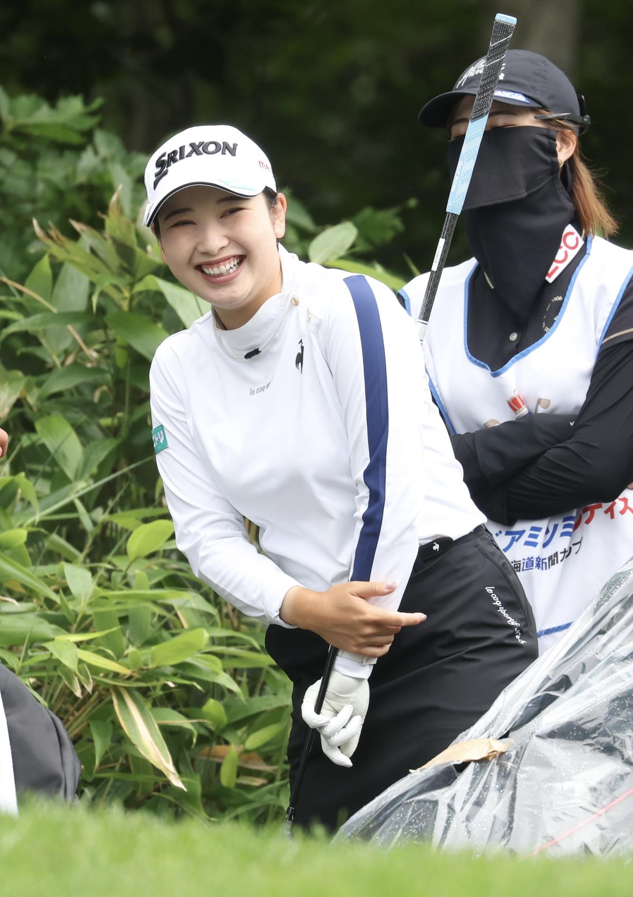 4番、笑顔を見せる小祝（撮影・佐藤翔太）