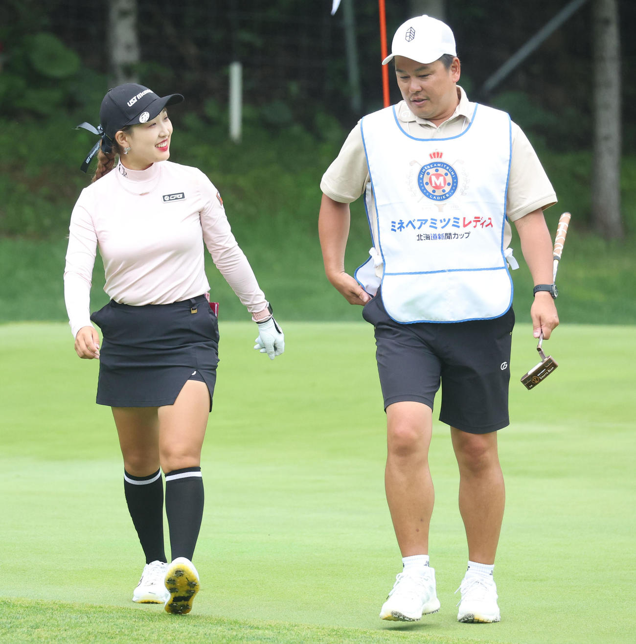 4番、笑顔で会話するリ・ハナ（撮影・佐藤翔太）