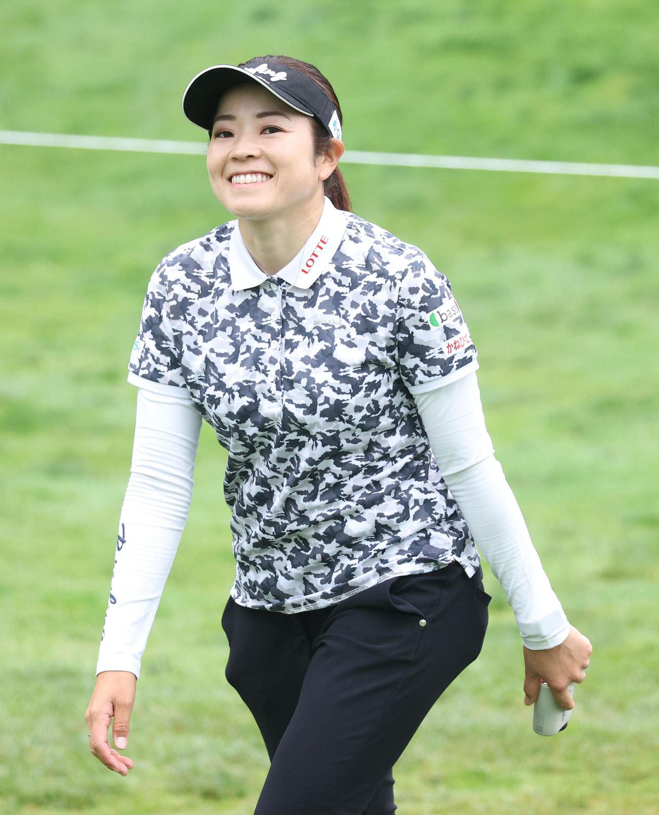 5番、カメラに向かってほほえむ仲宗根（撮影・佐藤翔太）