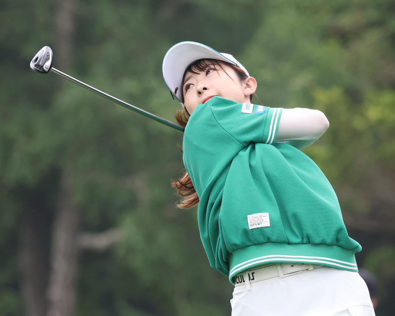 5番、ティーショットを放つ永嶋（撮影・佐藤翔太）