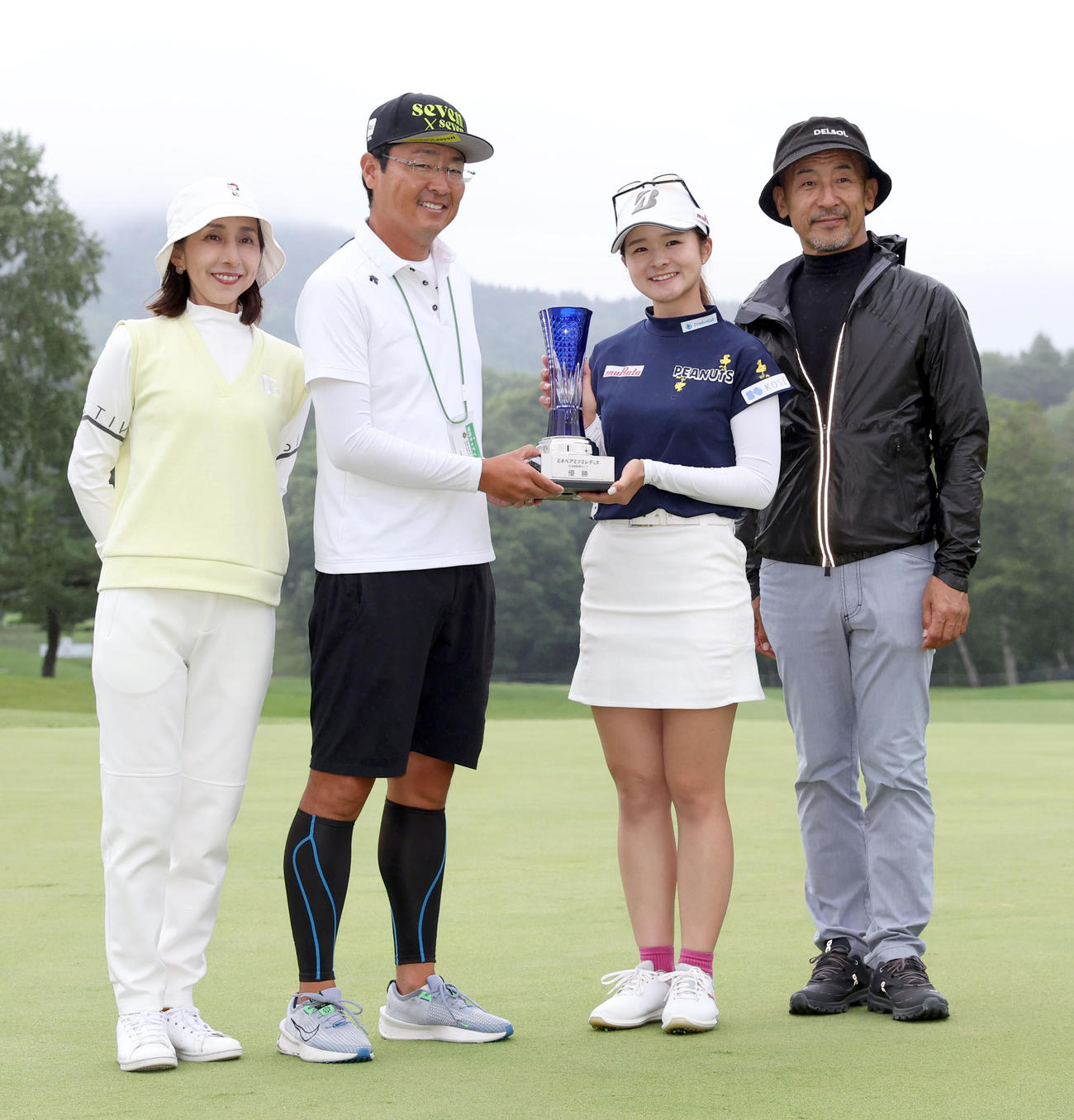 優勝し家族と記念撮影をする川崎（撮影・佐藤翔太）