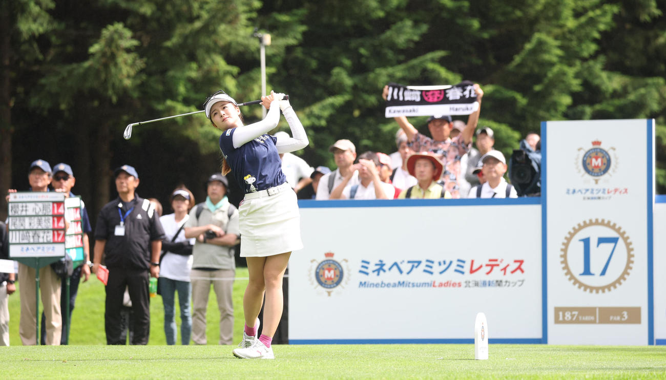17番、ティーショットを放つ川崎（撮影・佐藤翔太）