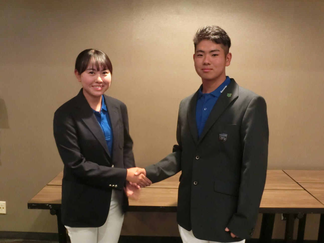 日本代表選手団の亥飼・男子主将（右）と、安西・女子主将（C）IJGA