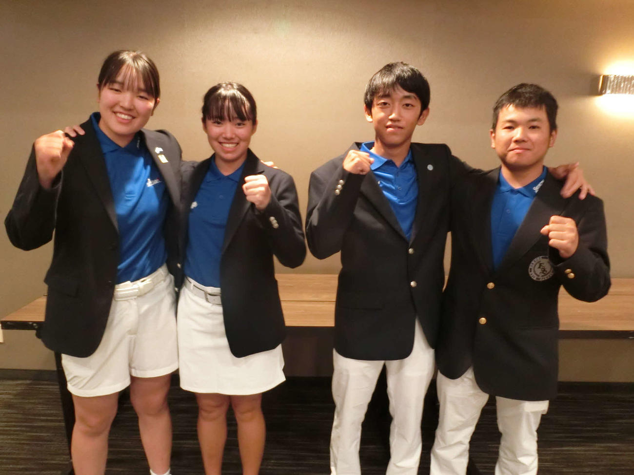 15－18歳の部団体戦に出場する女子の根田、岩永と男子の武田、東恩納（左から）（C）IJGA