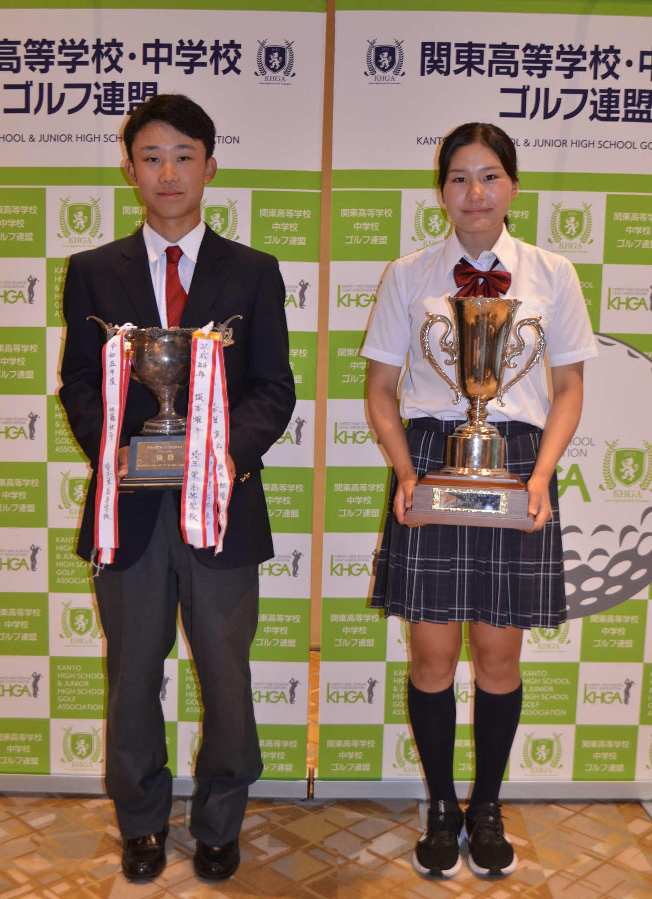 男子優勝の佐藤（左）と女子優勝の戸高