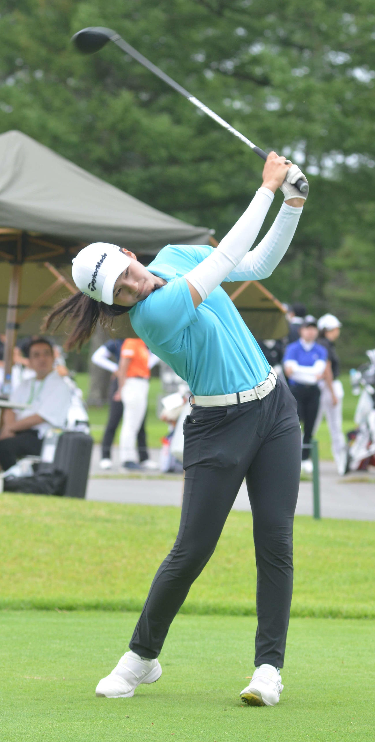 1番でティーショットを放つ戸高玲奈