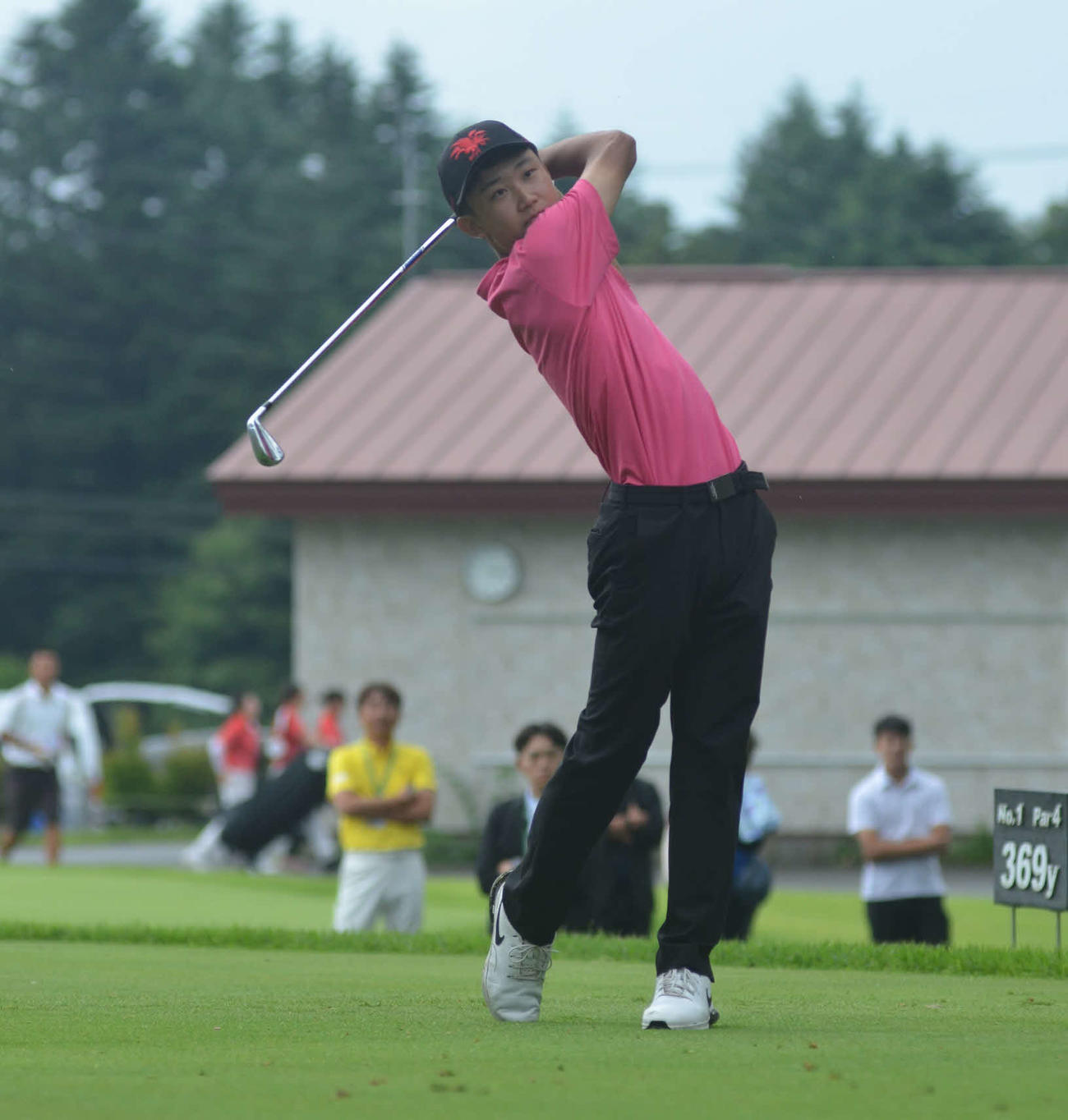 プレーオフ1番でショットを放つ佐藤ミラー