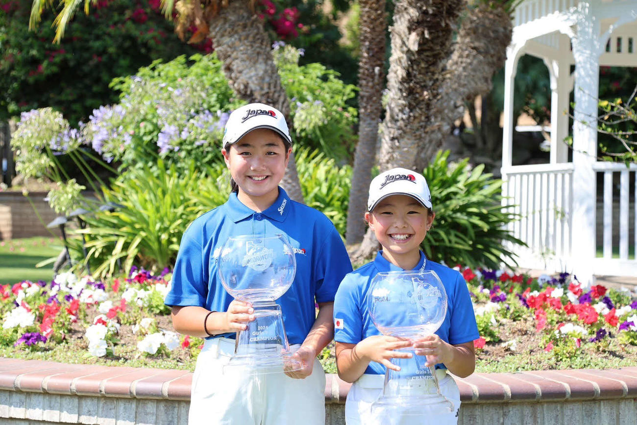 9－10歳の部女子優勝の高橋なつ希（左）と7－8際の部女子優勝の常住美結（C）IJGA