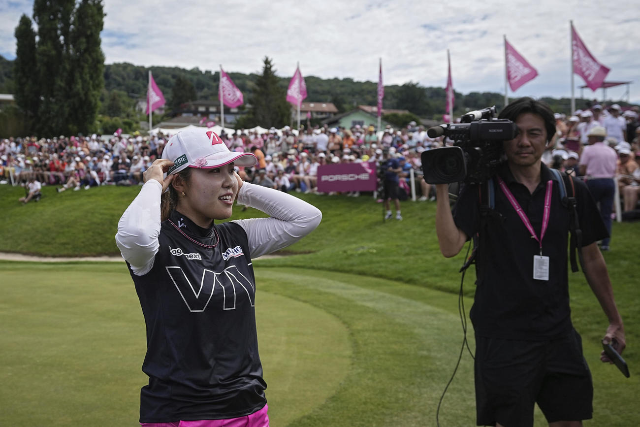 エビアン選手権を制しインタビューに答える古江彩佳（AP)