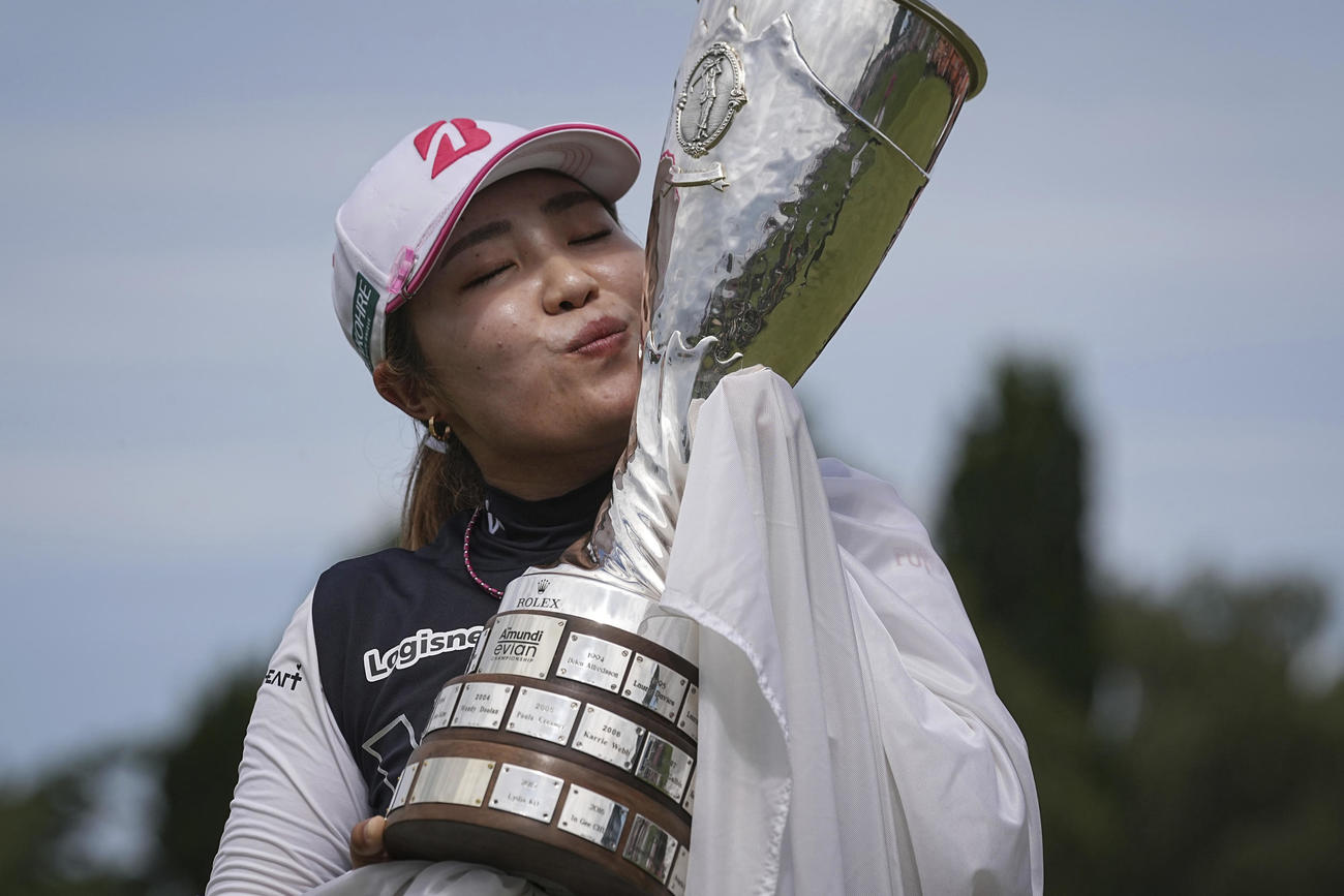 トロフィーにキスする古江彩佳（AP）