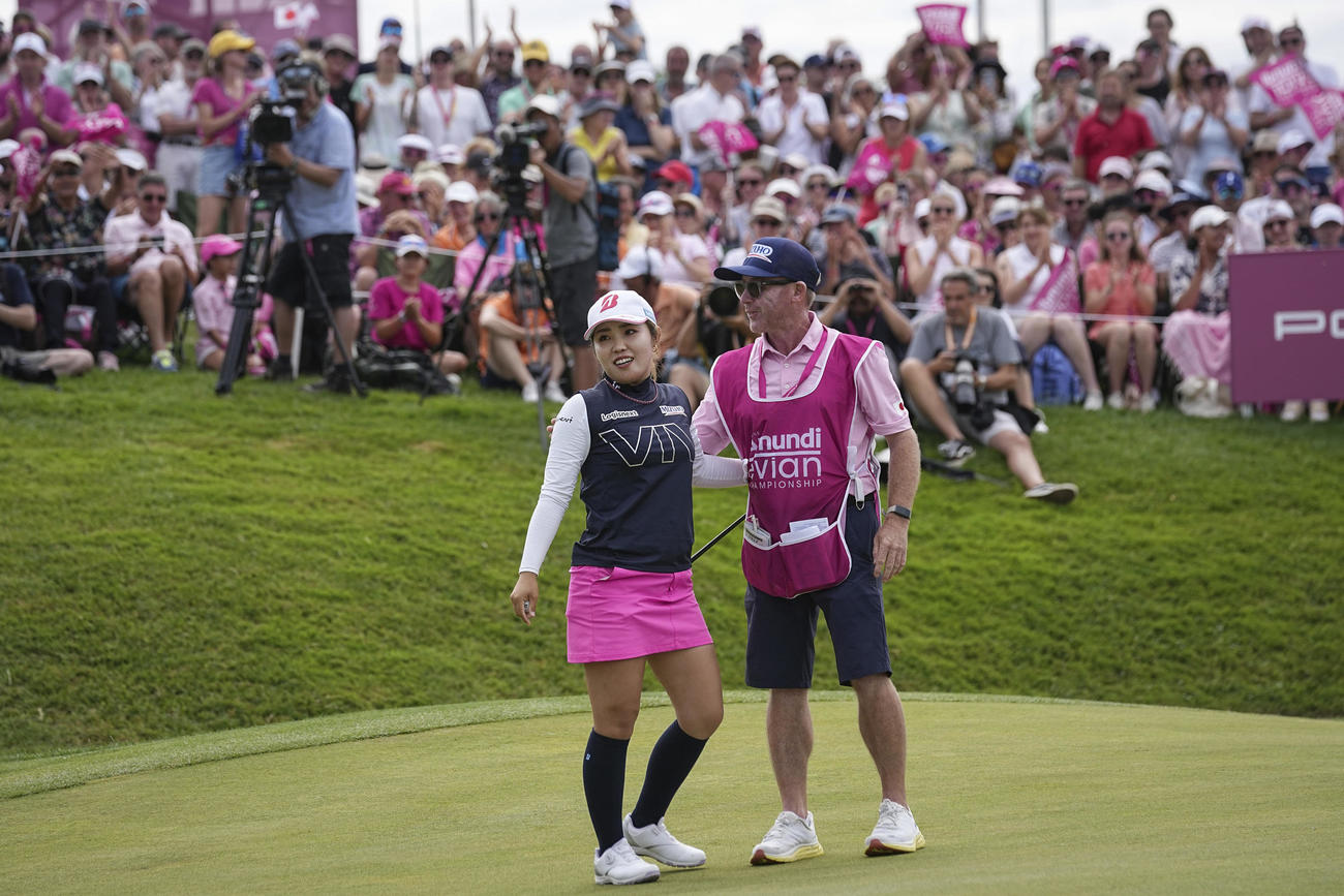 エビアン選手権を制し、グリーン上でキャディーと喜ぶ古江彩佳（AP)