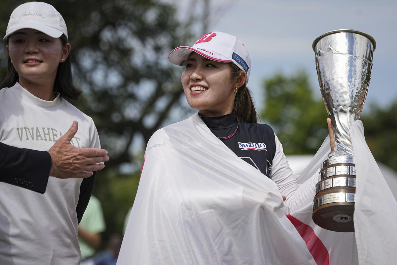 トロフィーを手に笑顔の古江彩佳（AP）
