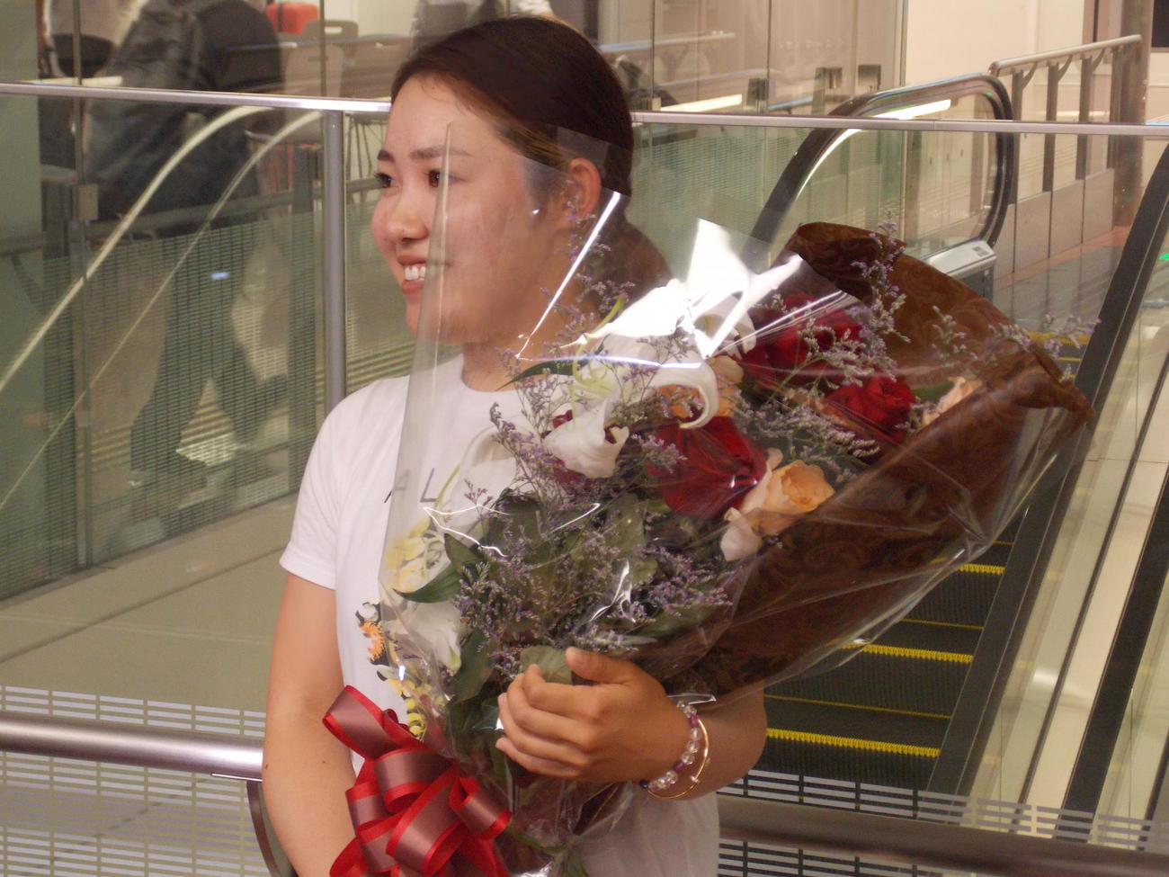 エビアン選手権でメジャー初勝利を挙げ、羽田空港に帰国した古江彩佳（撮影・松本航）