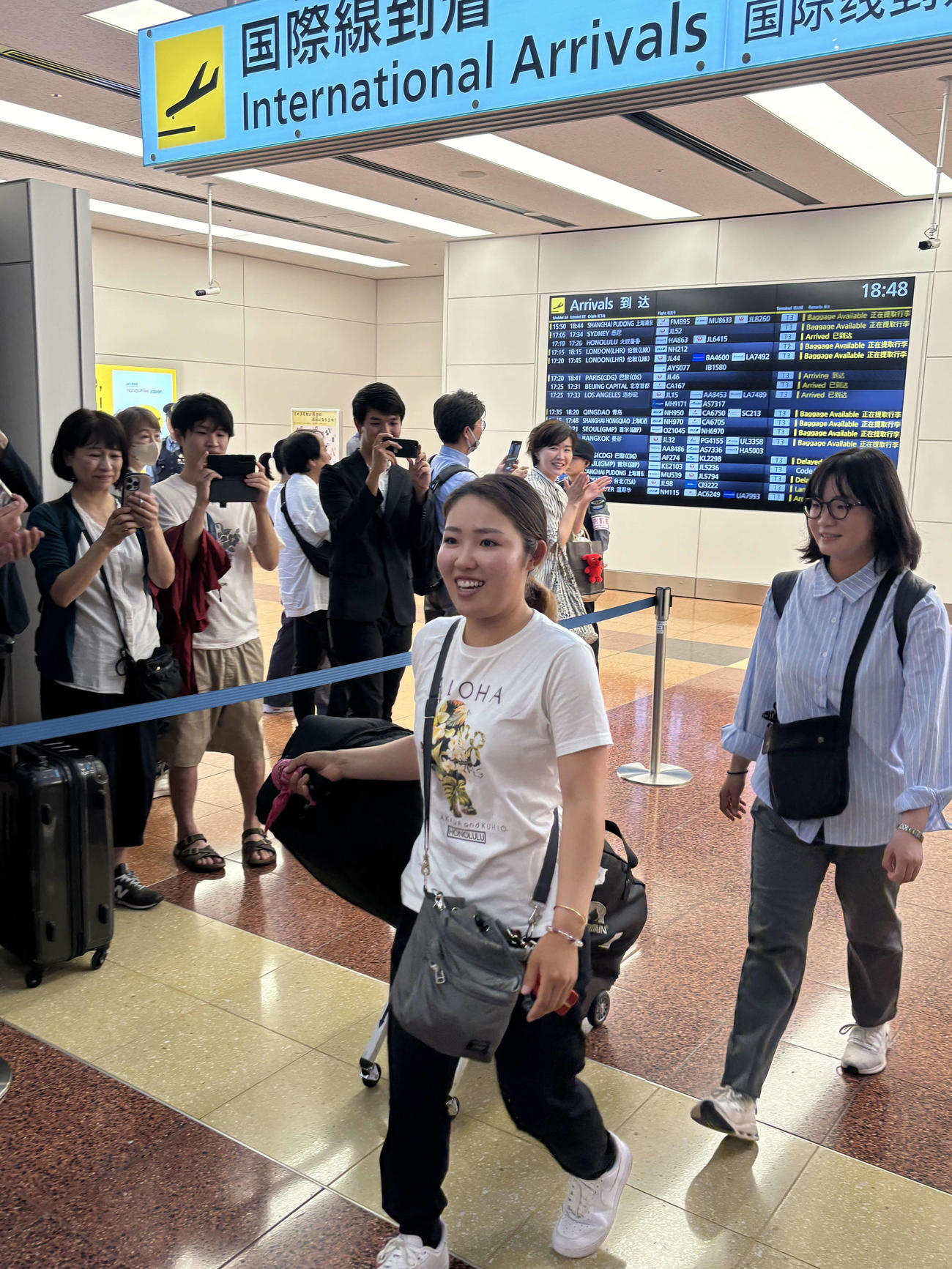 エビアン選手権でメジャー初勝利を挙げ、羽田空港に帰国した古江彩佳（中央）（撮影・松本航）