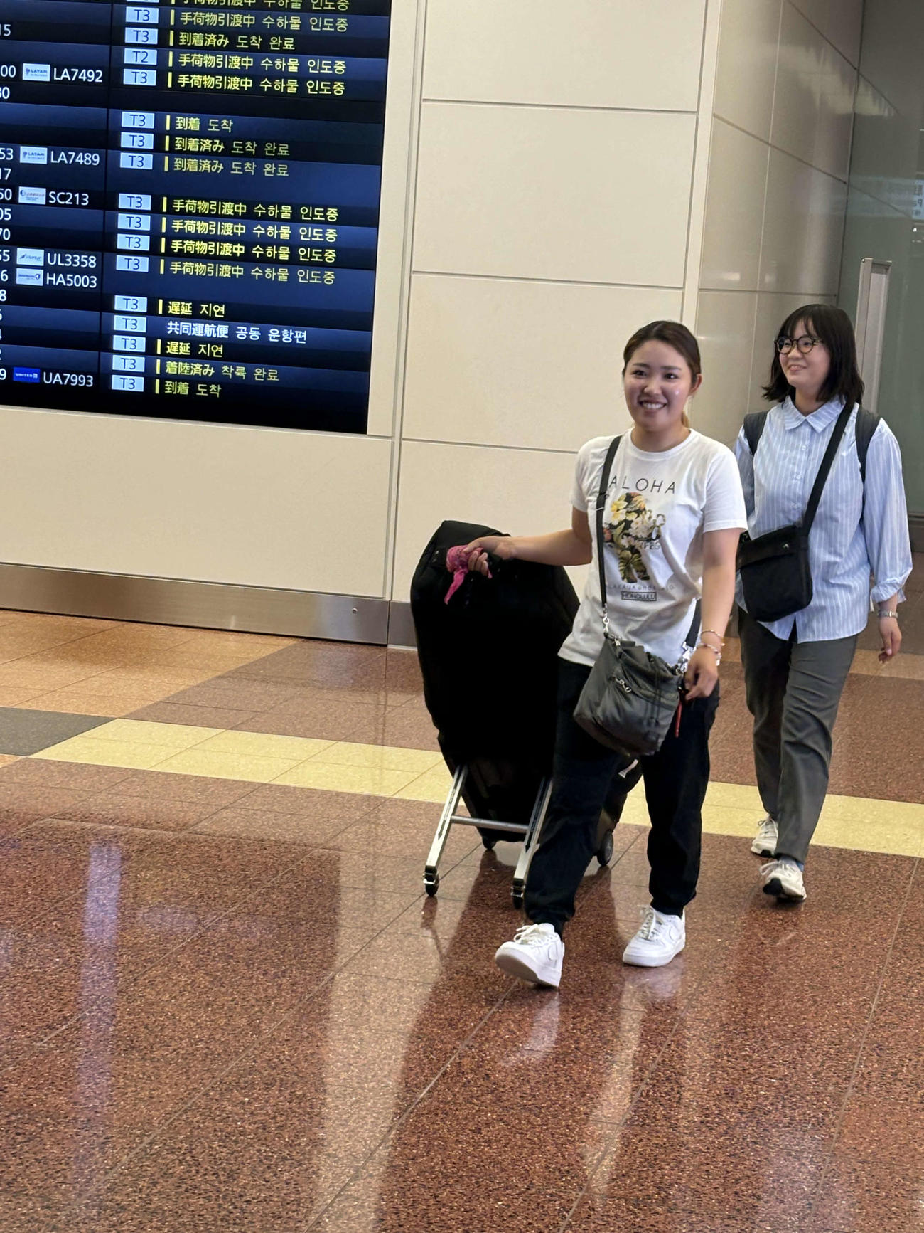 エビアン選手権でメジャー初勝利を挙げ、羽田空港に帰国した古江彩佳（左）（撮影・松本航）