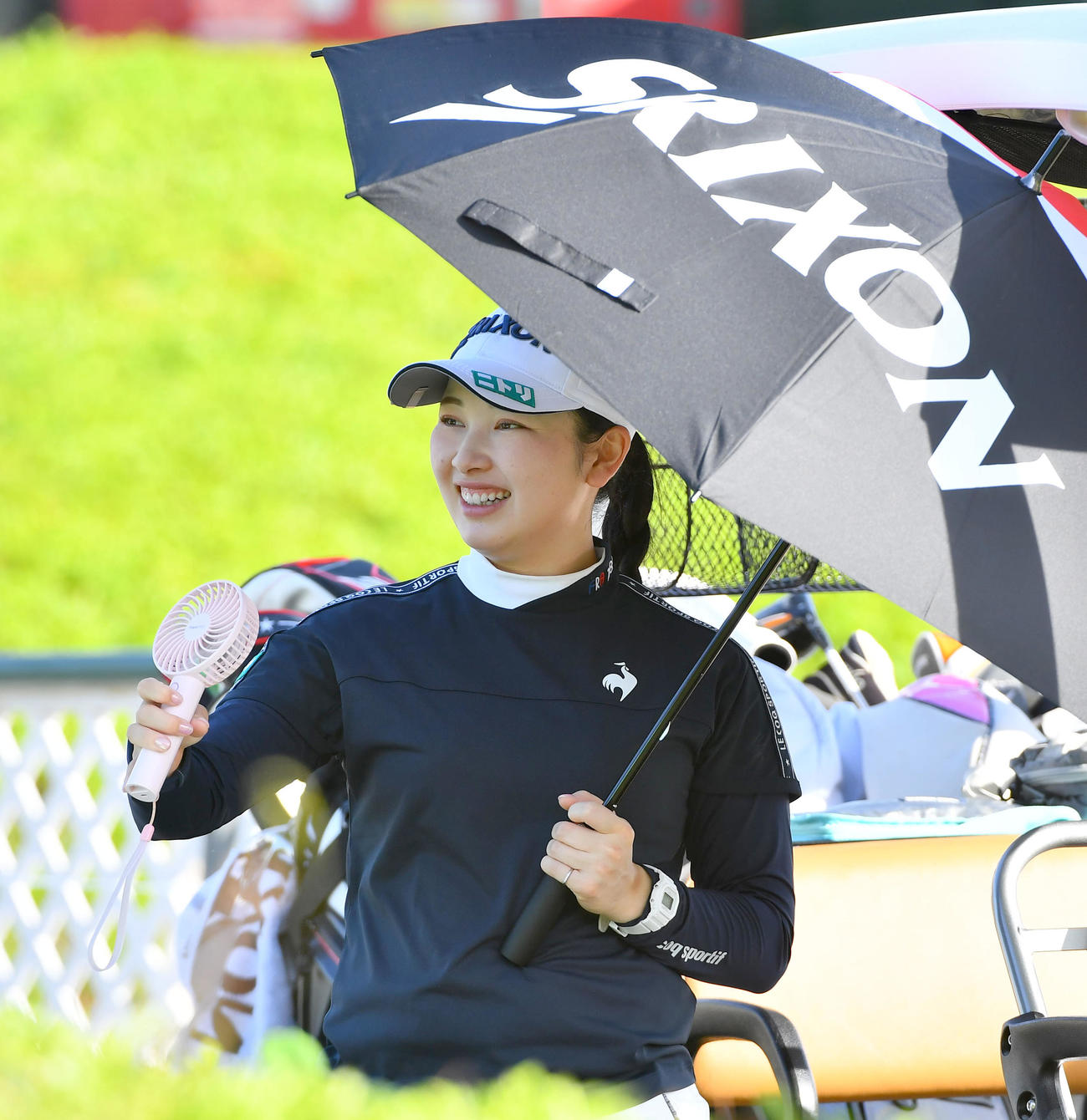 大東建託いい部屋ネットレディスプロアマ戦　1番、携帯型扇風機を手に談笑する小祝さくら（撮影・岩下翔太）