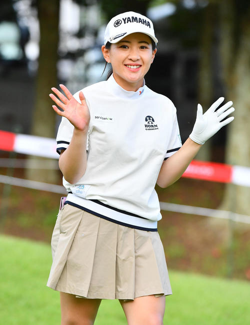 大東建託いい部屋ネットレディスプロアマ戦　10番、カメラに笑顔で手を振りながら第2打へ向かう永井花奈（撮影・岩下翔太）