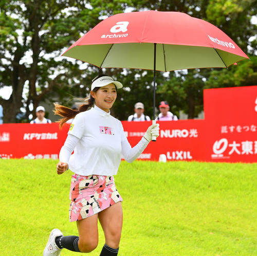 大東建託・いい部屋ネットレディス1日目　10番、日傘をさして笑顔で第2打へ向かう臼井麗香（撮影・岩下翔太）