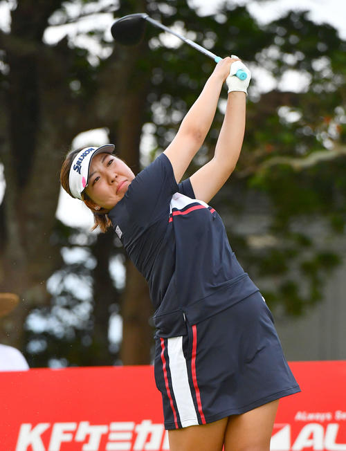 10番、ティーショットを放つ仁井優花（撮影・岩下翔太）