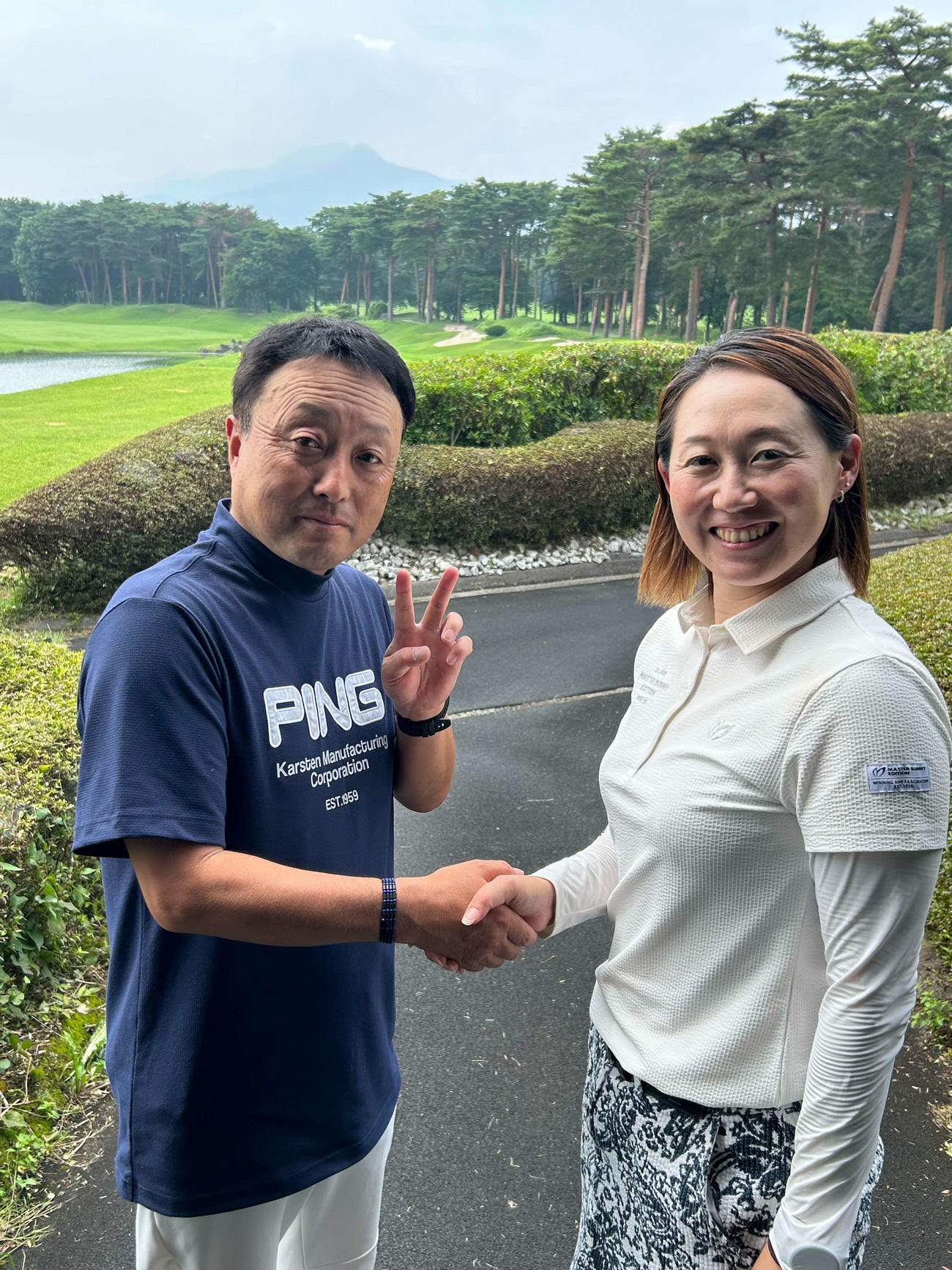 メダリストに輝いた、男子の相馬（左）と女子の原