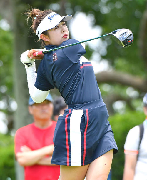 大東建託・いい部屋ネットレディス2日目　2番、ティーショットを放つ山下美夢有（撮影・岩下翔太）