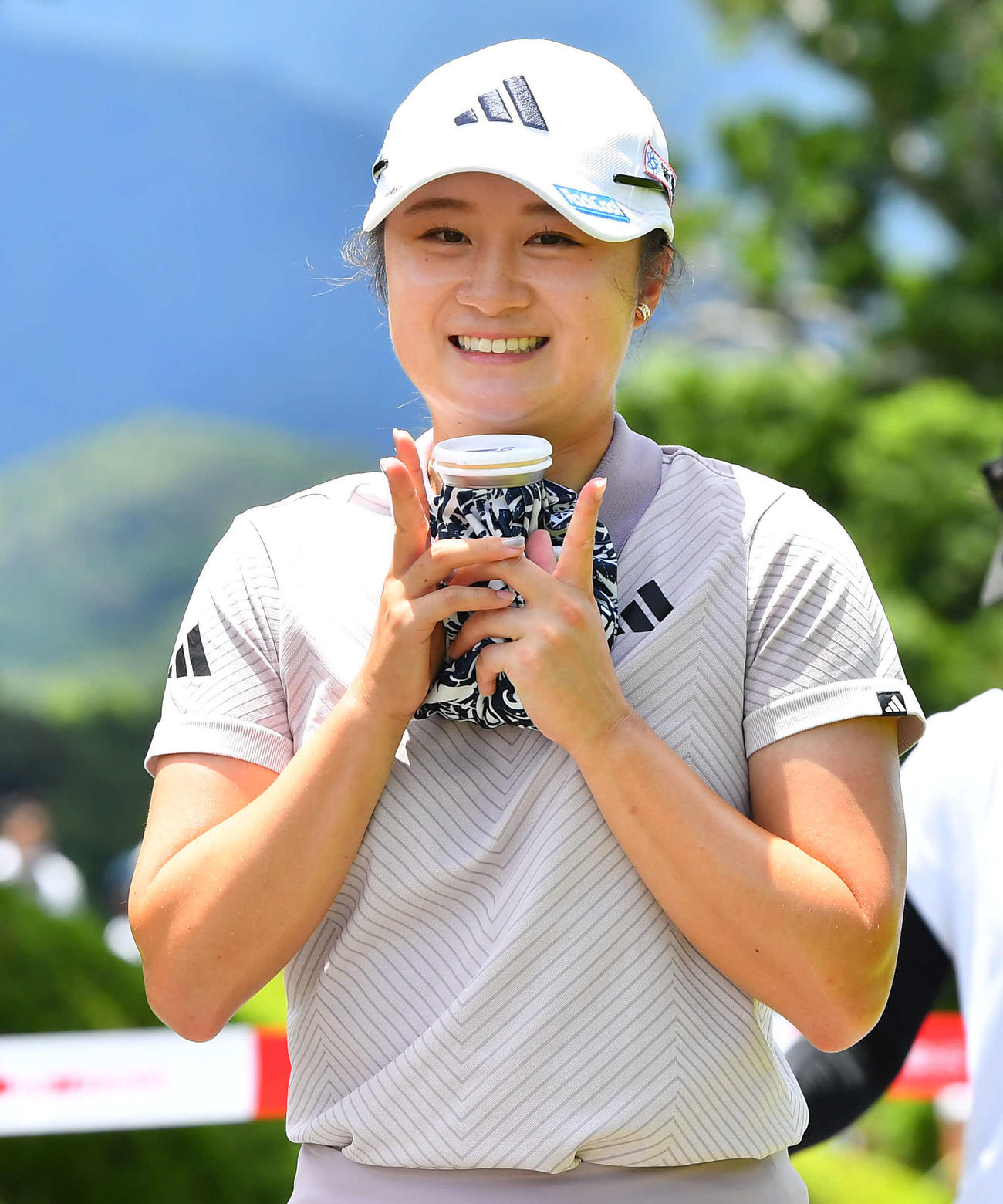 トーナメントコースレコードの63（9アンダー）でホールアウトし、笑顔でピースサインを見せる森田遥（撮影・岩下翔太）