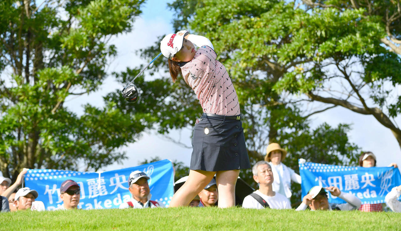 5番、横断幕を背にティーショットを放つ竹田麗央（撮影・岩下翔太）