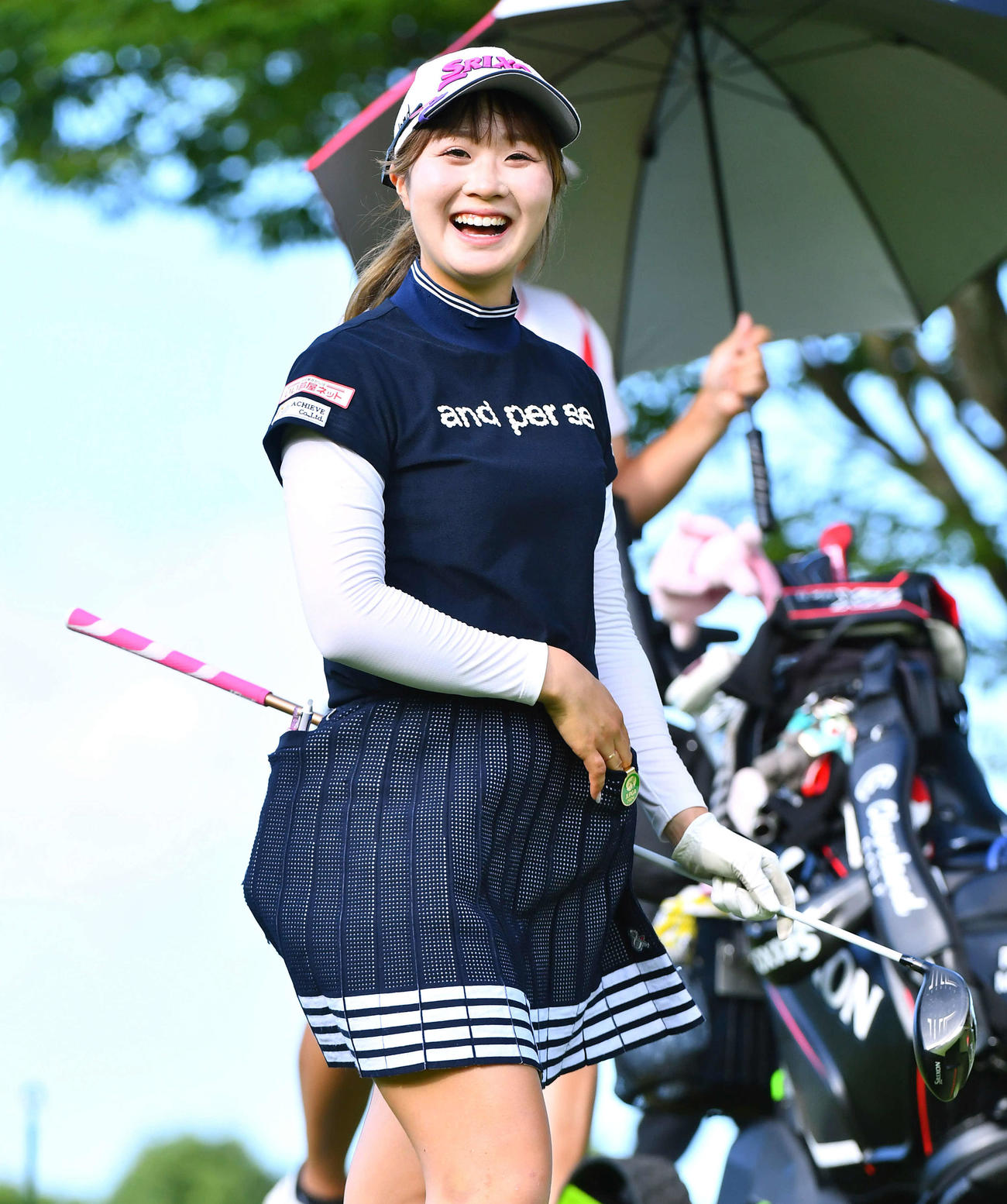 5番、笑顔で第2打へ向かう都玲華（撮影・岩下翔太）