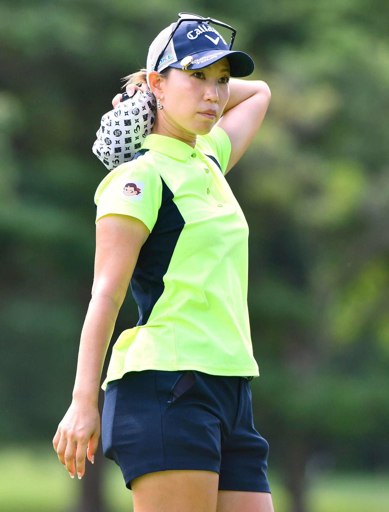 大東建託・いい部屋ネットレディス第3日　5番、氷のうで首を冷やす上田桃子（撮影・岩下翔太）