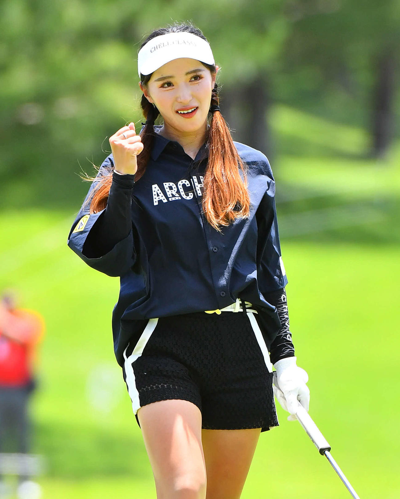 18番、バーディーパットを決め、ガッツポーズする臼井麗香（撮影・岩下翔太）