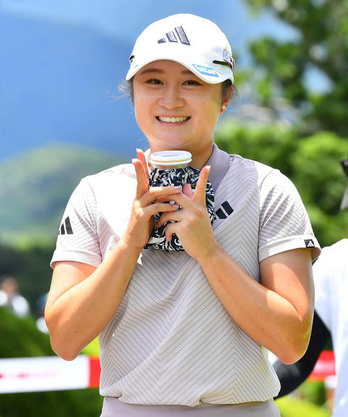 トーナメントコースレコードの63（9アンダー）でホールアウトし、笑顔でピースサインを見せる森田遥（撮影・岩下翔太）