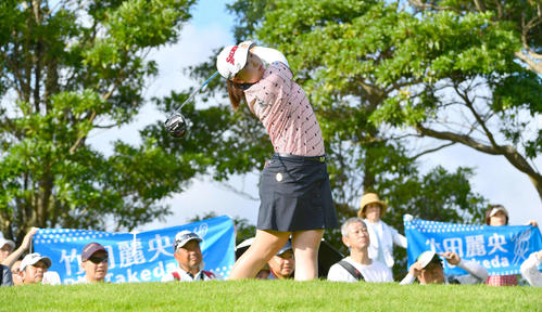 5番、横断幕を背にティーショットを放つ竹田麗央（撮影・岩下翔太）
