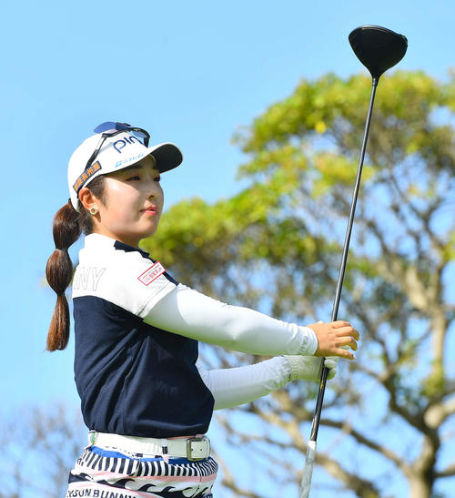 5番、ティーショットを放ち、打球を見つめる佐久間朱莉（撮影・岩下翔太）
