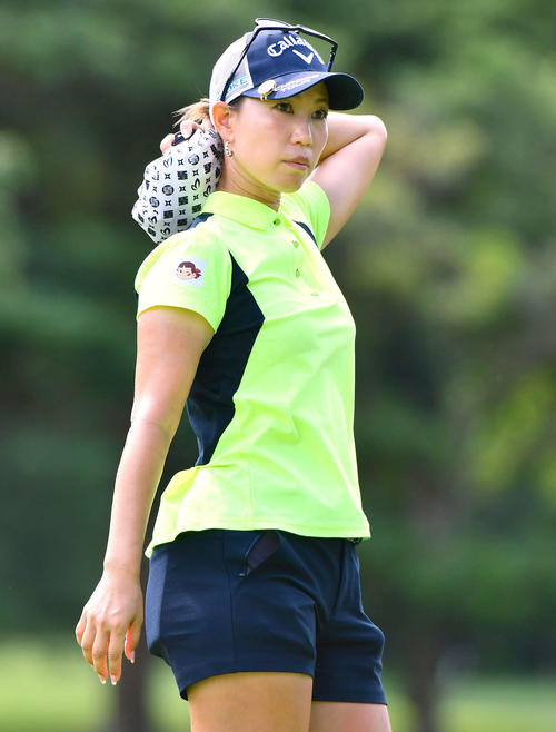 大東建託・いい部屋ネットレディス第3日　5番、氷のうで首を冷やす上田桃子（撮影・岩下翔太）