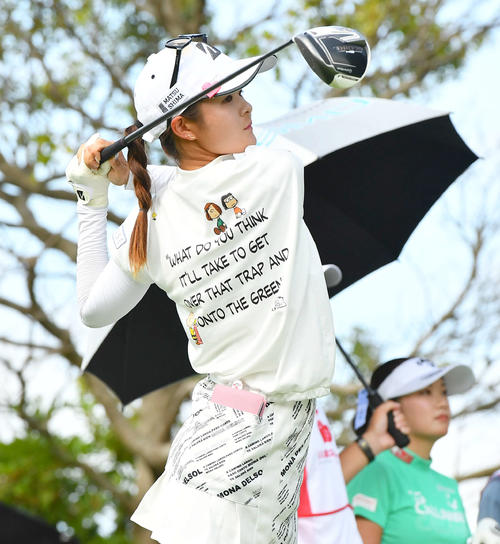5番、ティーショットを放つ川崎春花（撮影・岩下翔太）