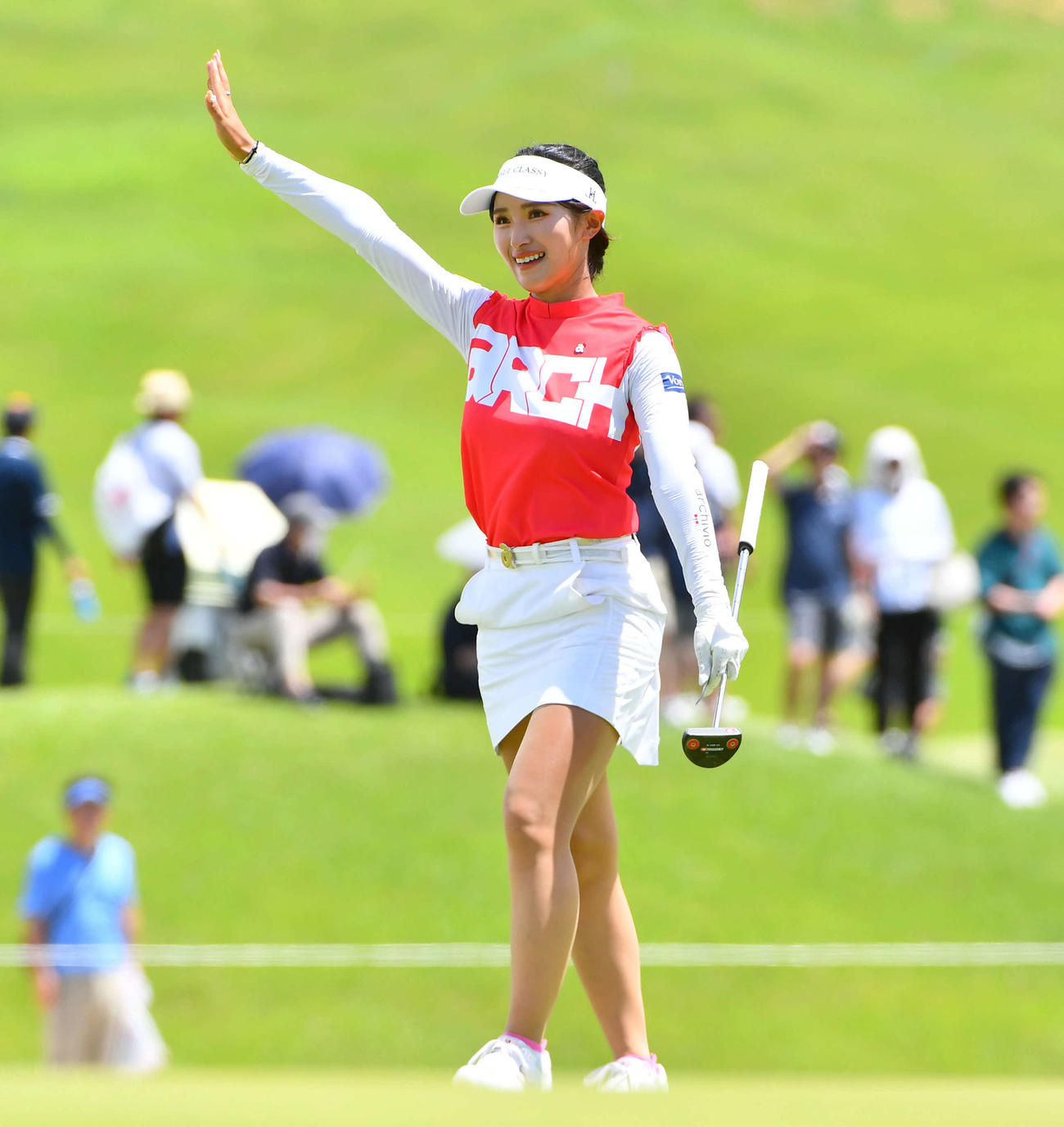 大東建託・いい部屋ネットレディス最終日　18番グリーンに到着した臼井麗香は名前をアナウンスされ、ギャラリーに笑顔で手を振る（撮影・岩下翔太）