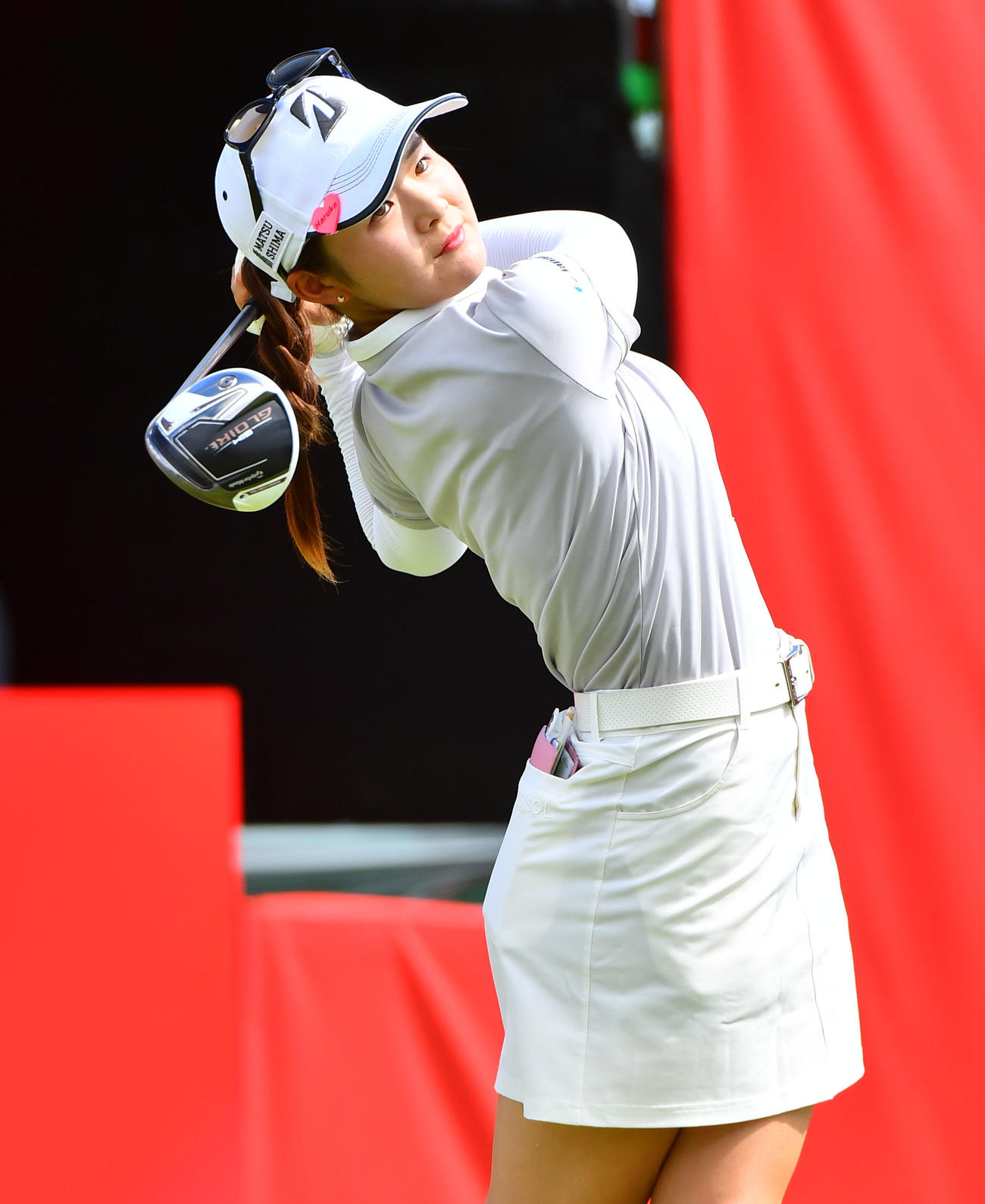 大東建託・いい部屋ネットレディース最終日　1番、ティーショットを放つ川崎春花（撮影・岩下翔太）