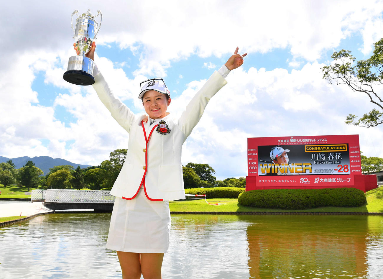 大東建託・いい部屋ネットレディス最終日　JLPGAツアー新記録の通算28アンダーで優勝し、青空を背に笑顔でピースサインを見せる川崎春花（撮影・岩下翔太）