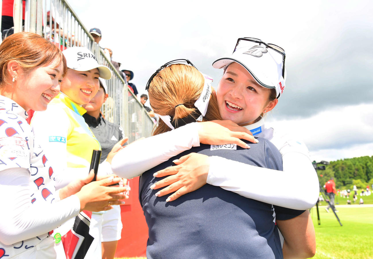 大東建託・いい部屋ネットレディス最終日　JLPGAツアー新記録の通算28アンダーで優勝した川崎春花（右）は仁井優花と抱き合い、左から都玲華、竹田麗央ら仲間たちから祝福される（撮影・岩下翔太）