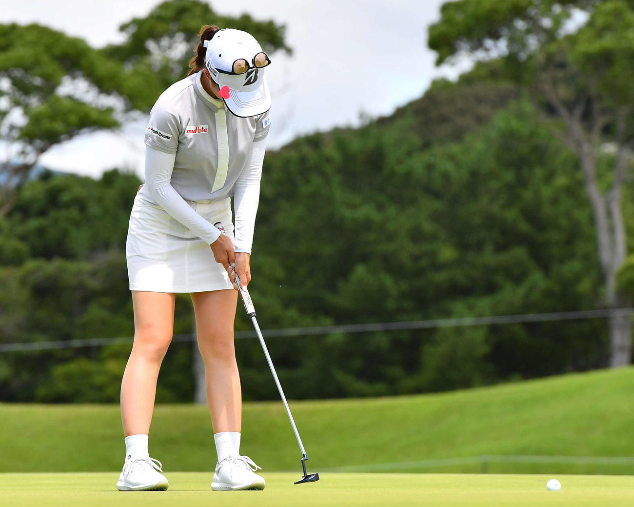 大東建託・いい部屋ネットレディス最終日　18番、ウイニングパットを決める川崎春花（撮影・岩下翔太）