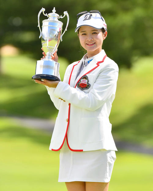 大東建託・いい部屋ネットレディス最終日　JLPGAツアー新記録の通算28アンダーで優勝し、優勝カップを掲げる川崎春花（撮影・岩下翔太）