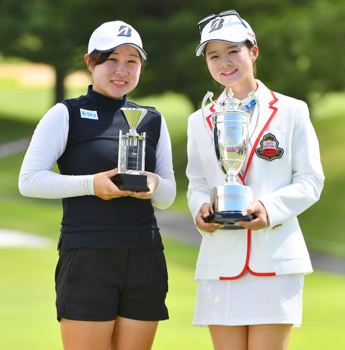 大東建託・いい部屋ネットレディス最終日　JLPGAツアー新記録の通算28アンダーで優勝した川崎春花（右）とベストアマチュア賞を受賞した荒木優奈（撮影・岩下翔太）