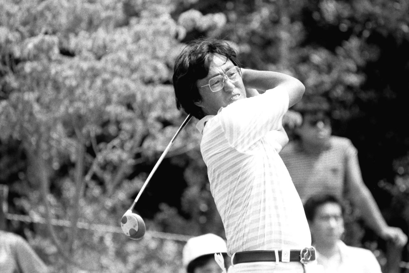 ショットを放つ坂田信弘さん（84年8月）