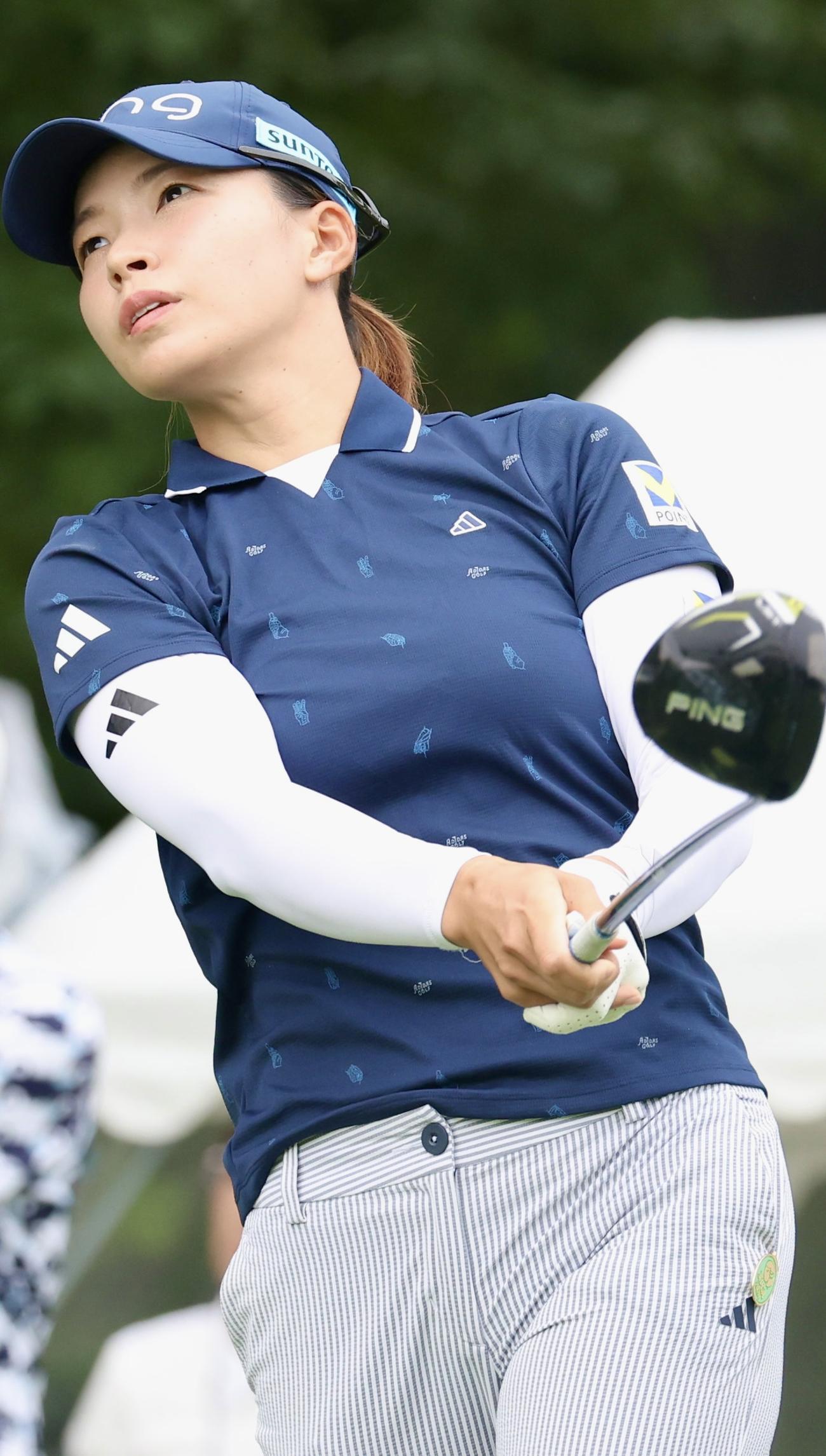 10番、ティーショットを放つ渋野（撮影・佐藤翔太）