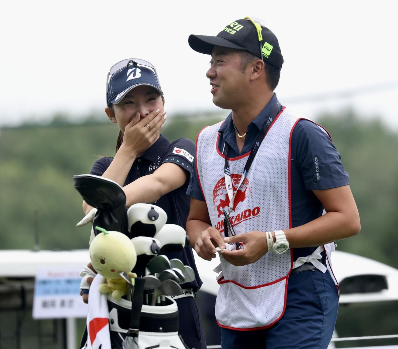 10番、談笑する鶴岡（撮影・佐藤翔太）