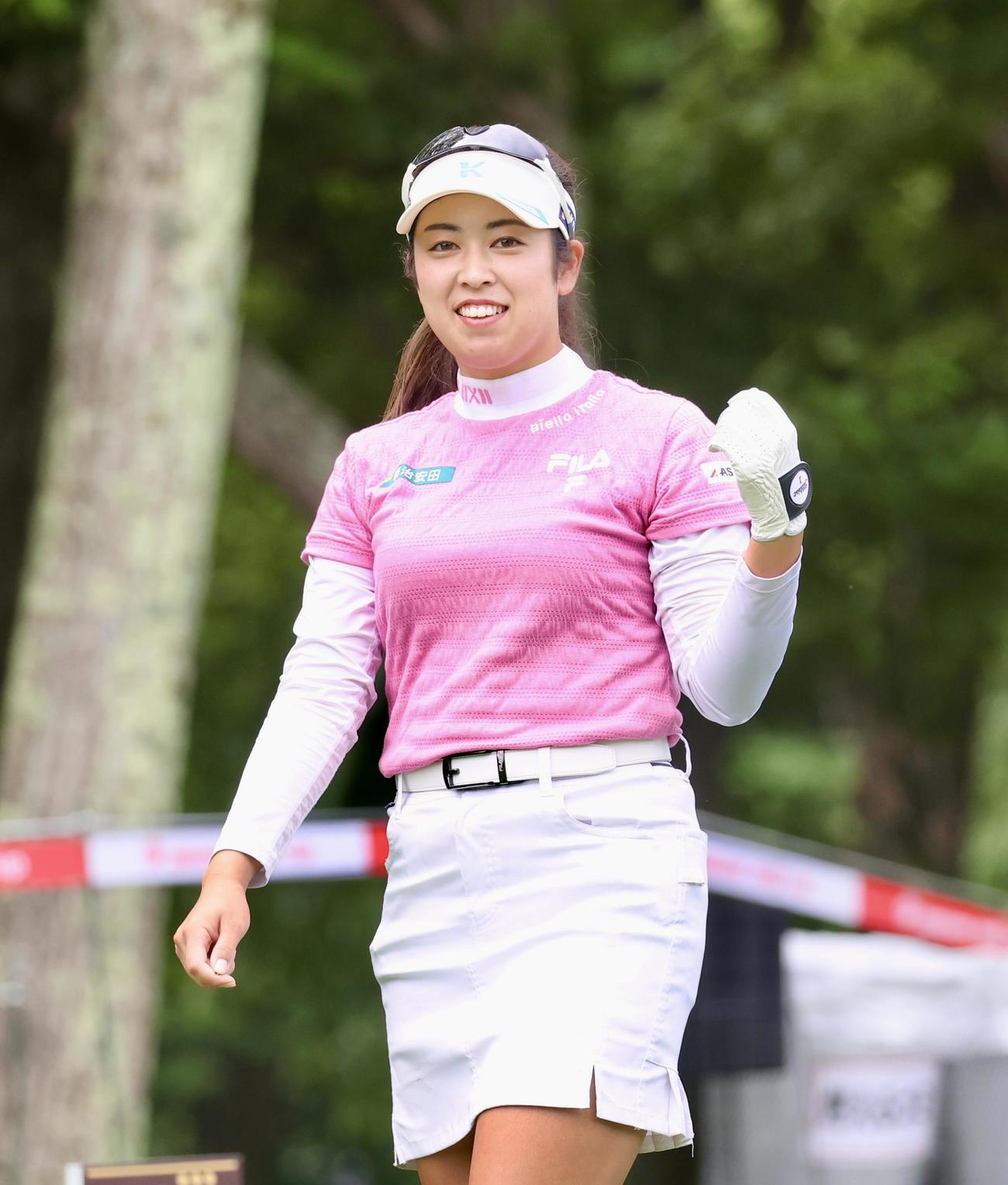 10番、カメラに向かってほほえむ天本（撮影・佐藤翔太）