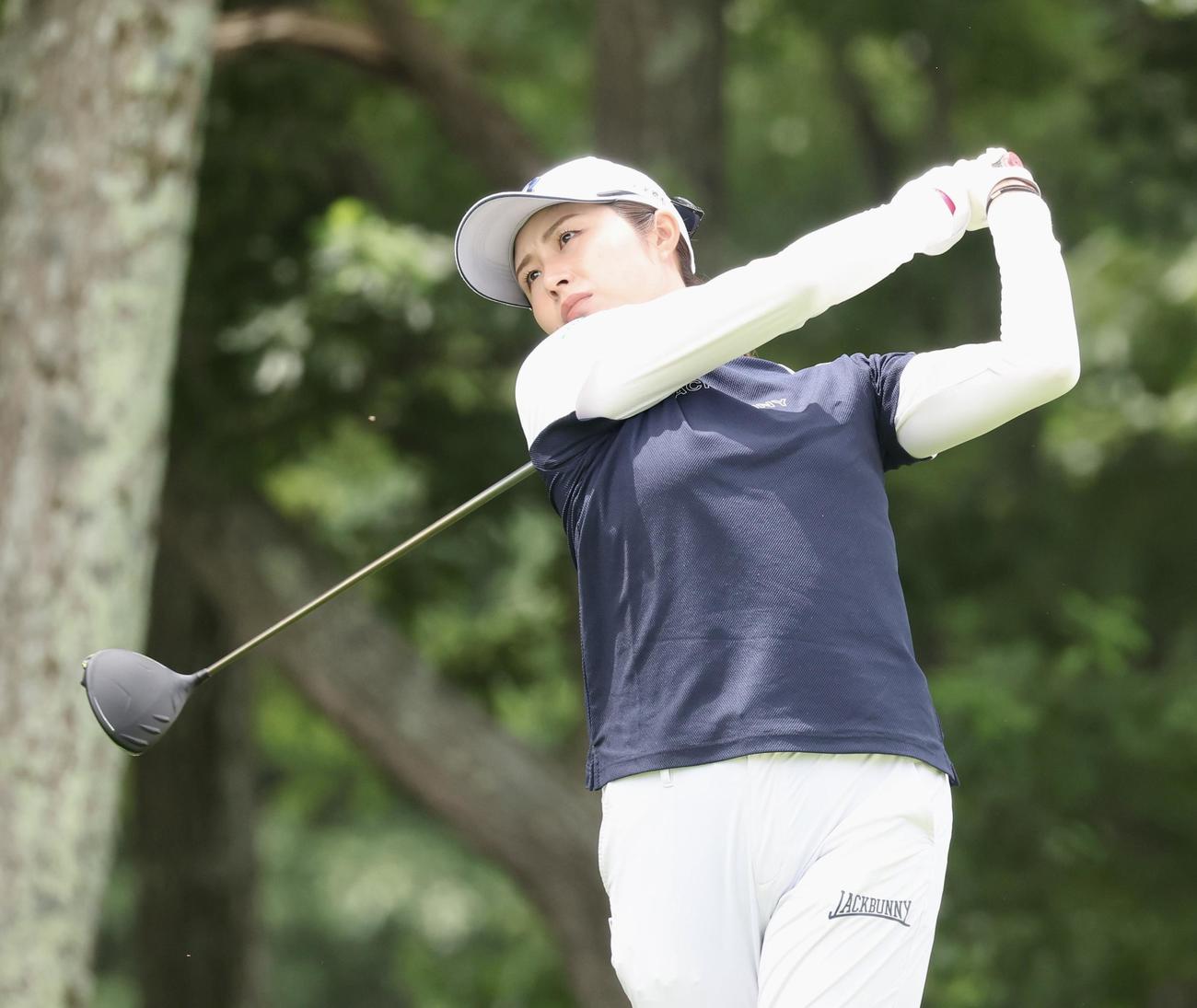 10番、ティーショットを放つ大里（撮影・佐藤翔太）